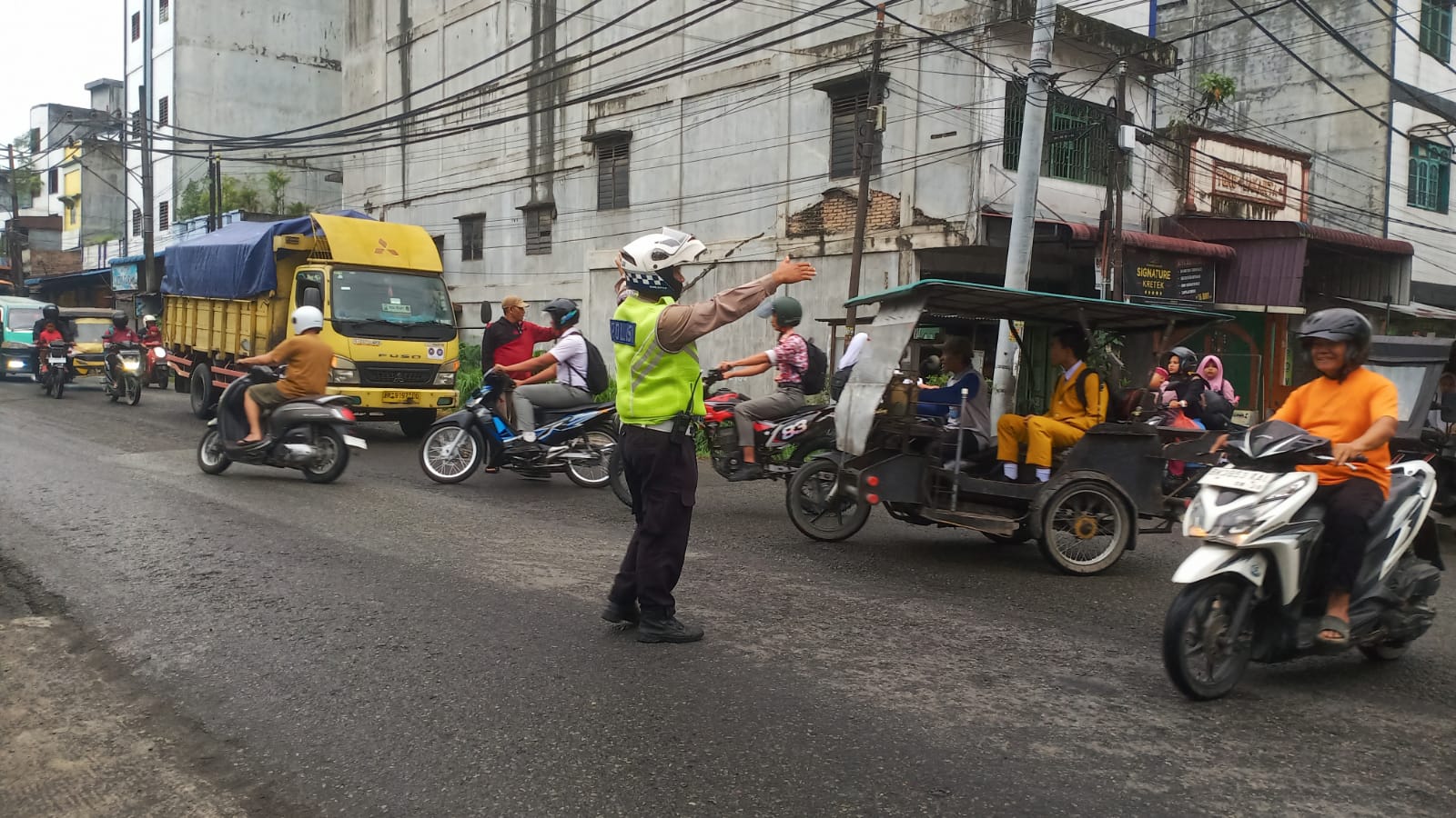 Satlantas Polres Sergai Giat Pengaturan dan Beri Himbauan Tertib Berlalu Lintas di Jalinsum