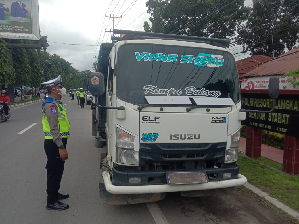 Demi Keselamatan Bersama,Polres Langkat Dukung Pembatasan Angkutan Barang Selama Nataru 2025–2026