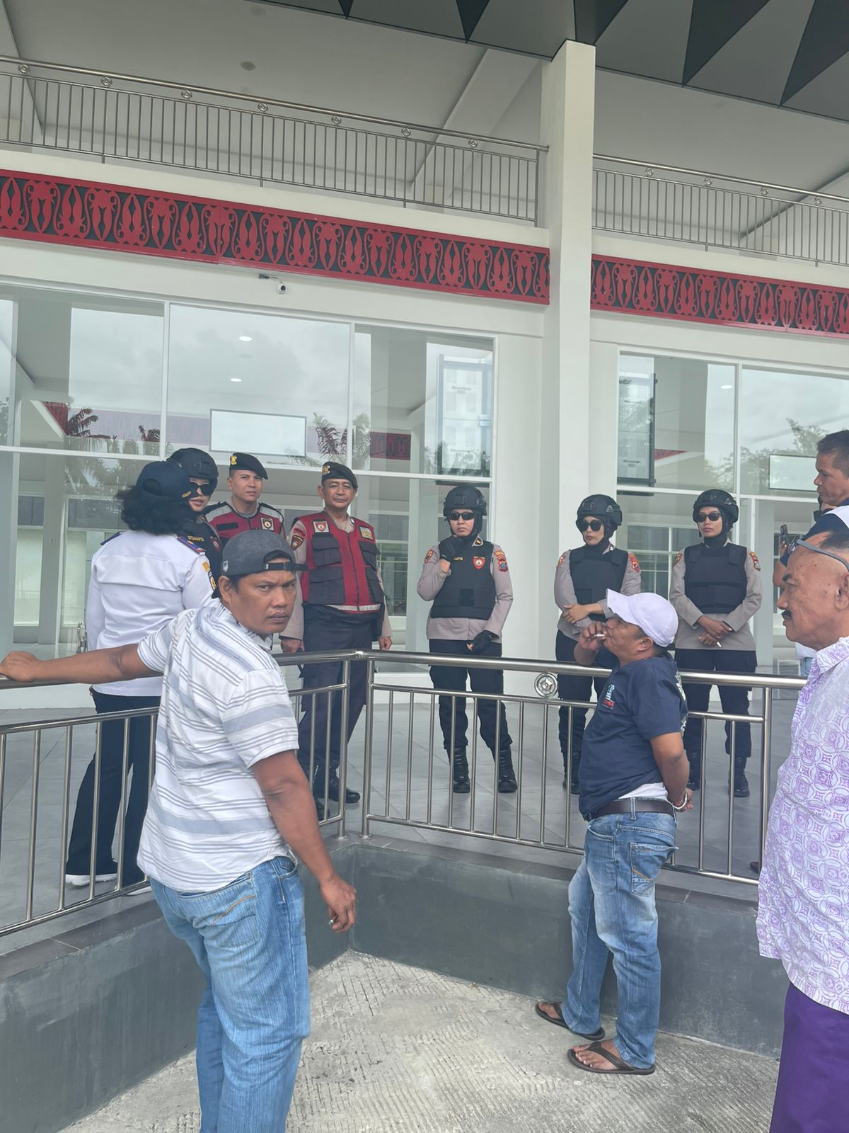 Srikandi Polwan Polres Pematangsiantar Laksanakan Patroli Dialogis di Terminal Tanjung Pinggir Ciptakan Rasa Aman dan Nyaman