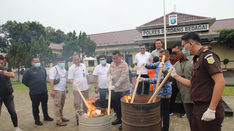 Polres Sergai Musnahkan 23,5 Kg Barang Bukti Ganja Hasil Penangkapan 28 Bal