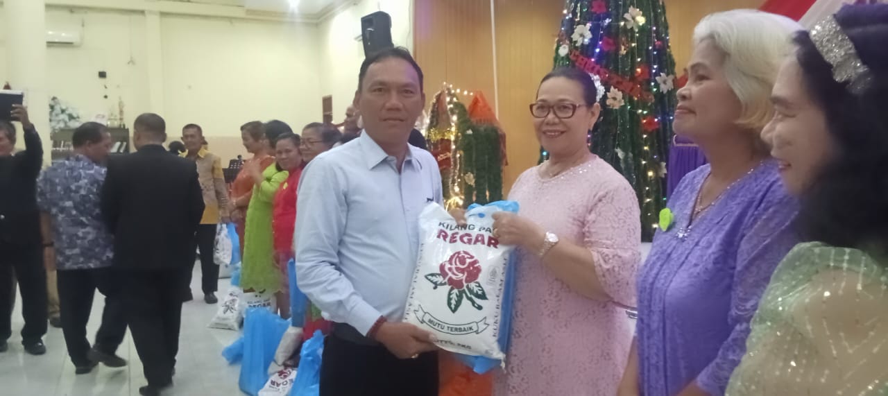 Berbagi Kasih Natal, SMSI Kota Medan Salurkan Sembako dan Handuk untuk Lansia, Janda, dan Korban Banjir di Helvetia