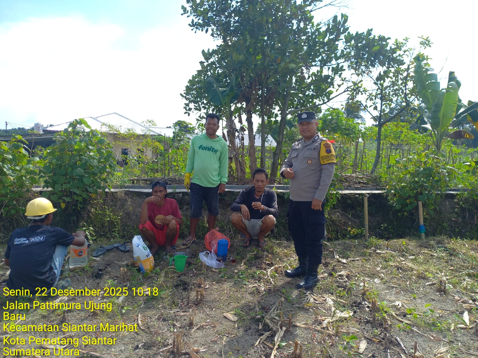 Dukung Program Ketahanan Pangan, Bhabinkamtibmas Polsek Siantar Marihat Sambagi Warga Binaan Langsung ke Ladang Jagung