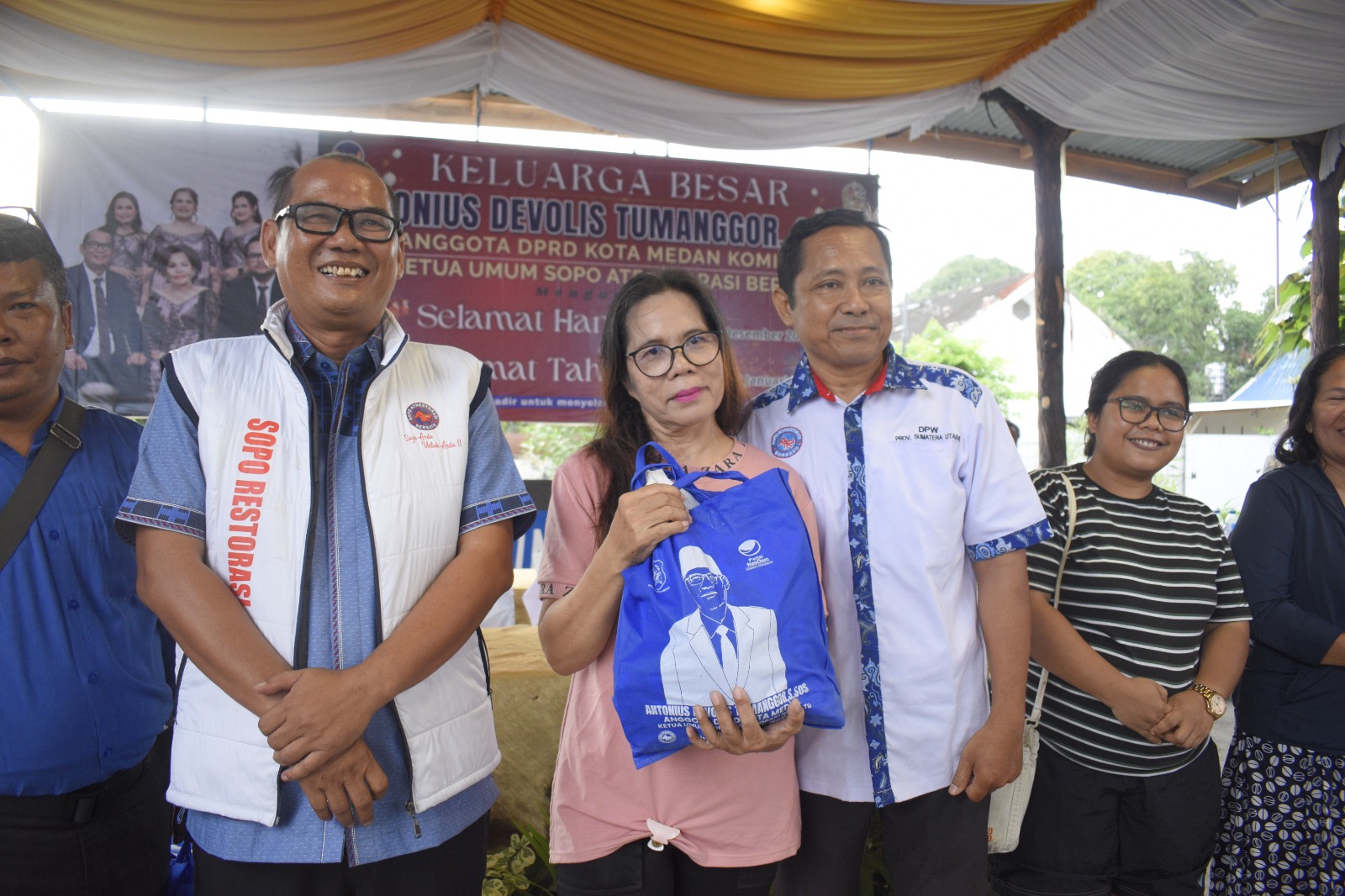 Sambut Natal dan Tahun Baru, Sopo ATRestorasi Bersatu – Partai NasDem Salurkan Sembako untuk 1.700 KK Korban Banjir di Sei Agul
