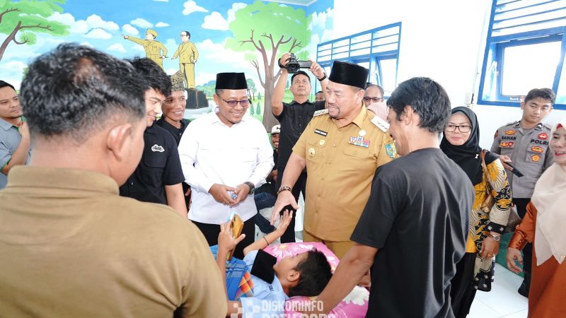 Bupati Baharuddin Siagian Hadiri Bakti Sosial Khitanan Massal dan Donor Darah di Desa Tanah Merah