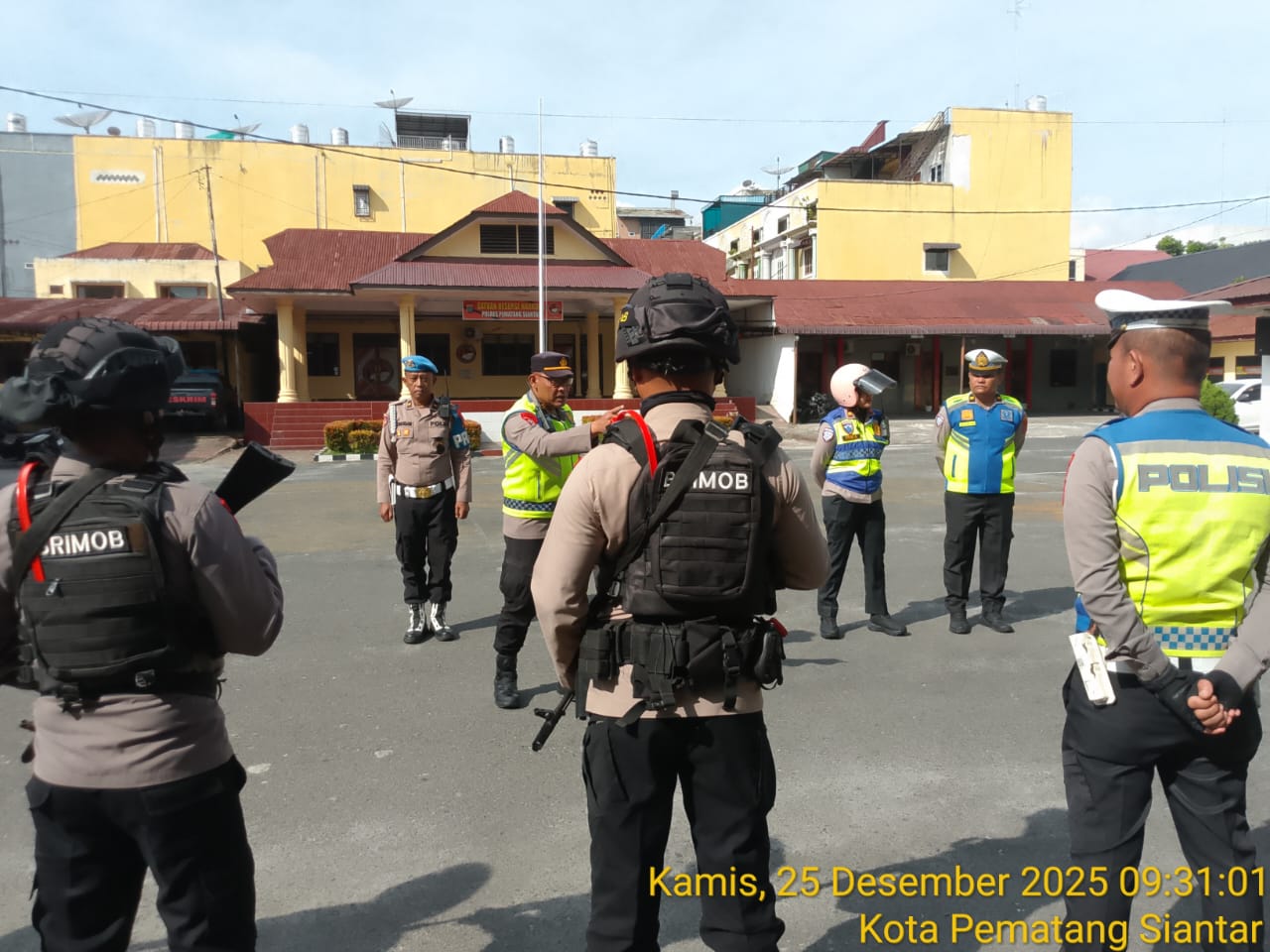 Polres Pematangsiantar Gelar Patroli Skala Besar Cek Ibadah Natal 2025 di Gereja