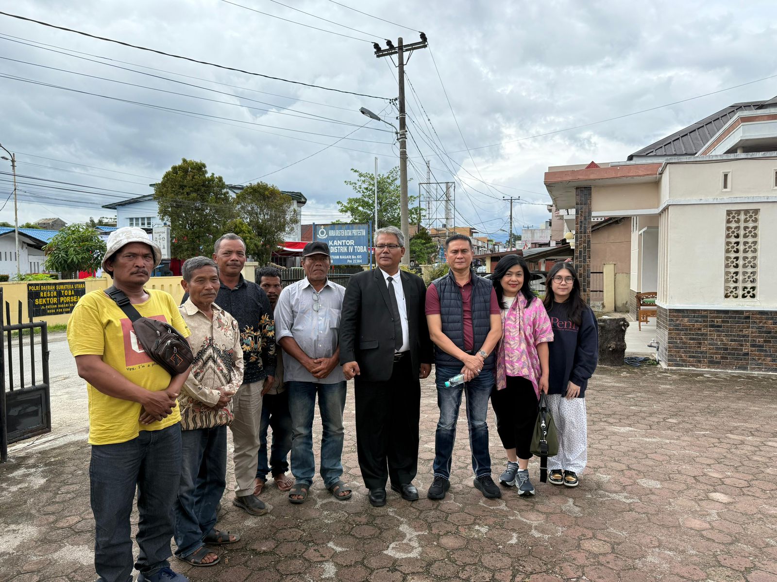 Ketua Umum Panitia Natal Gereja-Gereja se-Sumut Salurkan Bantuan Natal ke Masyarakat Natinggir, Kabupaten Toba