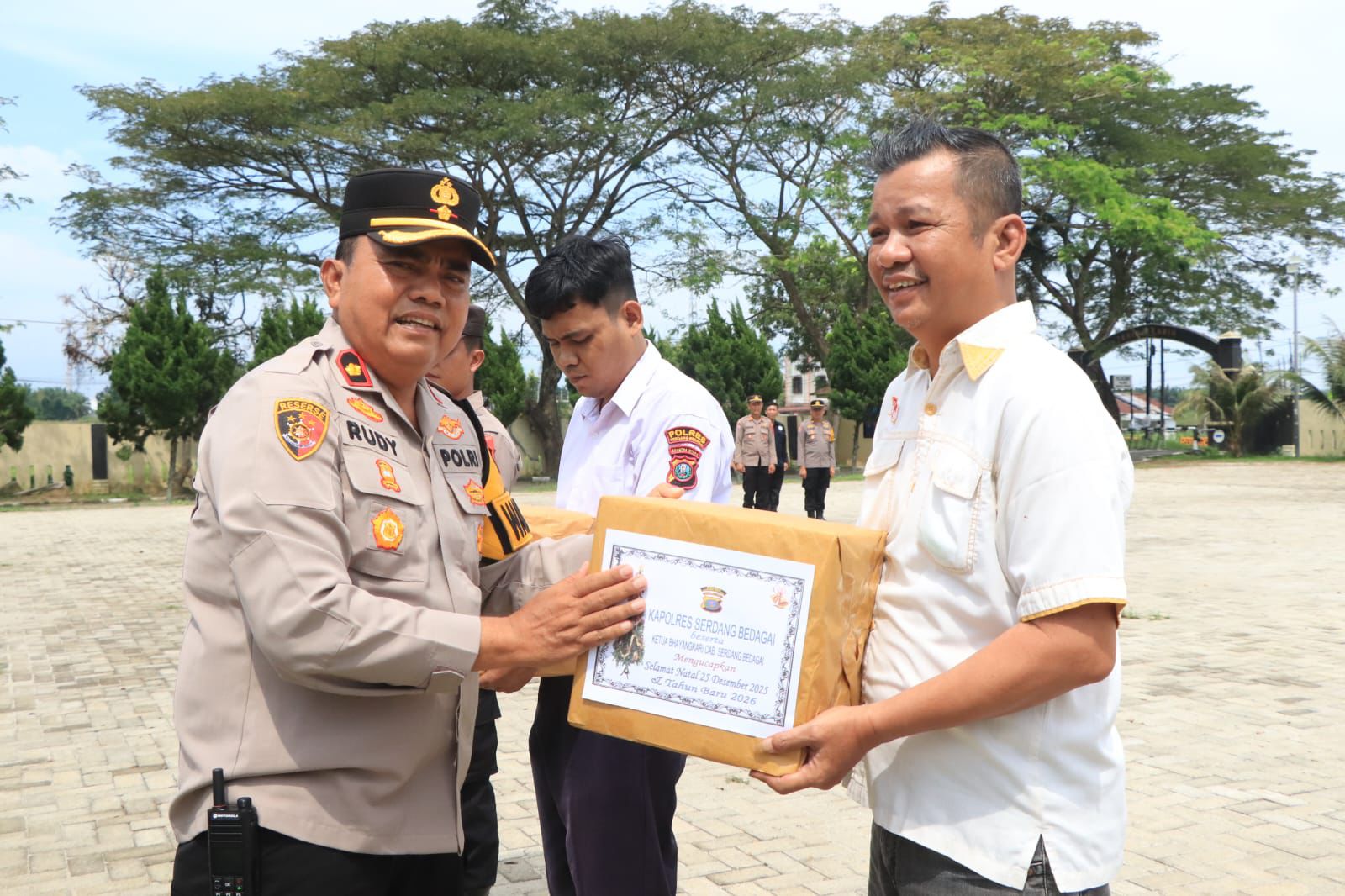 Kapolres Sergai Serahkan Bingkisan Natal Kepada Personel Polri dan Rekan Media