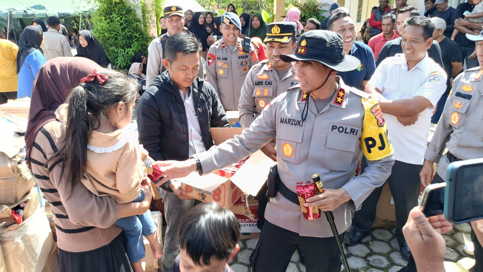 Status Gunung Burni Telong Naik ke Siaga, Kapolda Aceh Turun Langsung Salurkan Bantuan untuk Pengungsi