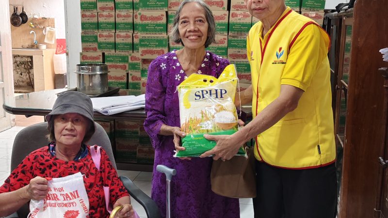 Sambut Natal dan Tahun Baru, YLMI Pimpinan DR. Hartono Chandra Bagikan 500 Paket Sembako untuk Lansia dan Warga Kurang Mampu