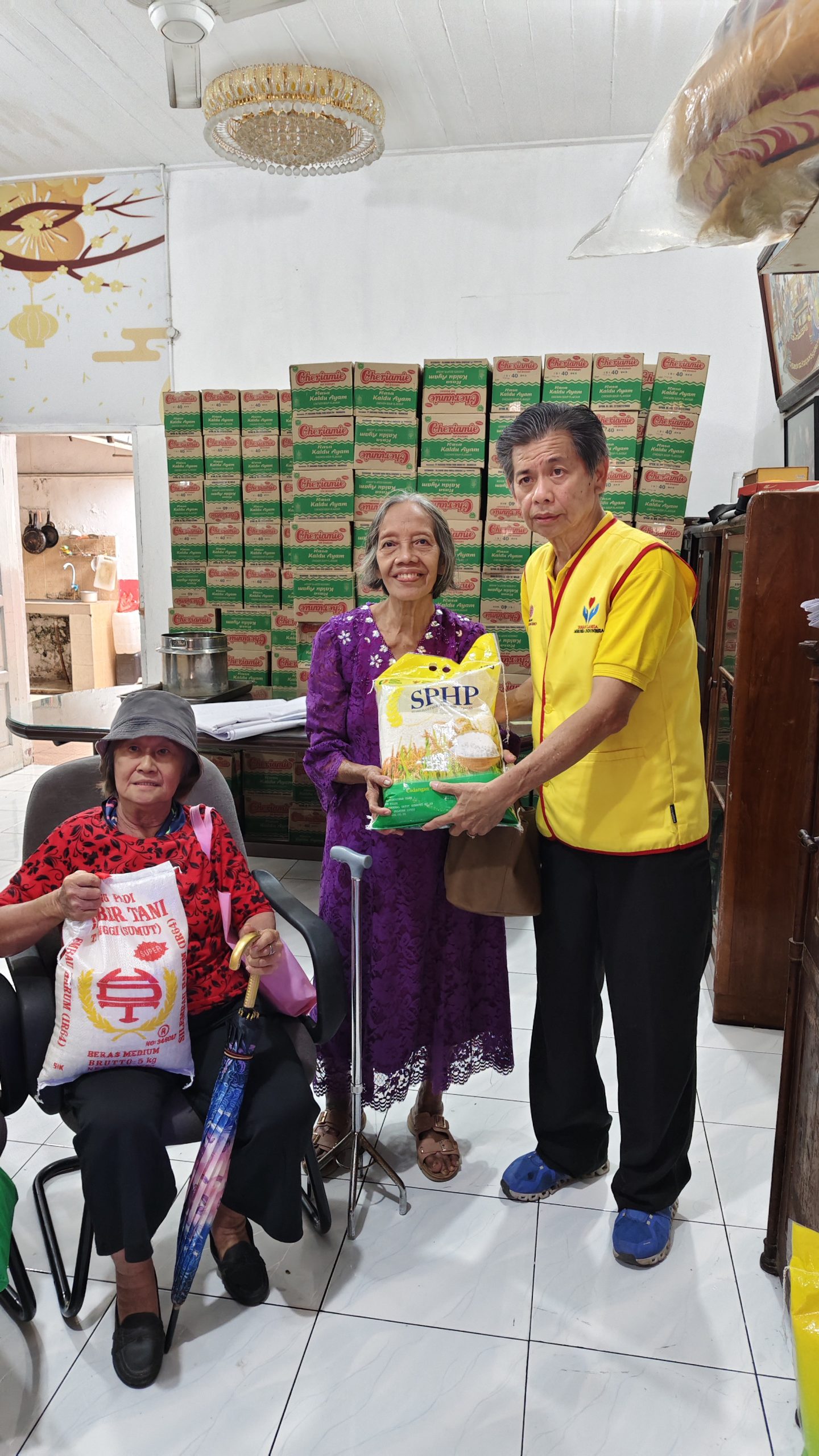 Sambut Natal dan Tahun Baru, YLMI Pimpinan DR. Hartono Chandra Bagikan 500 Paket Sembako untuk Lansia dan Warga Kurang Mampu