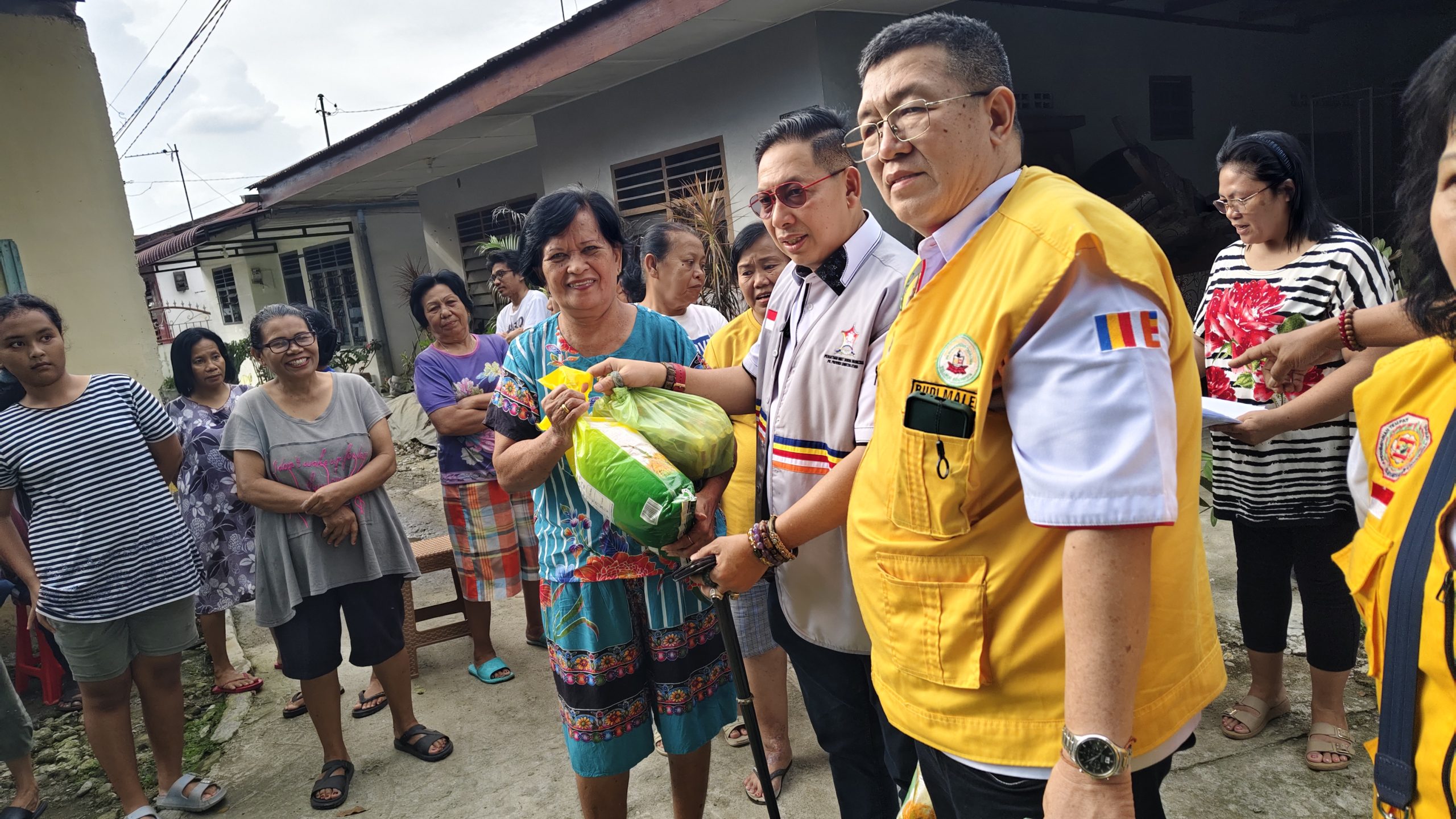 Solidaritas Kemanusiaan, Permabudhi dan Matresia Sumut Bagikan Paket Sembako untuk Korban Banjir di Helvetia Timur