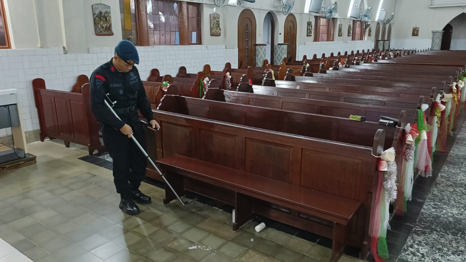 Polres Pematangsiantar Bersama Sat Brimob Sterilisasi Gereja Prioritas Jelang Ibadah Malam Pergantian Tahun