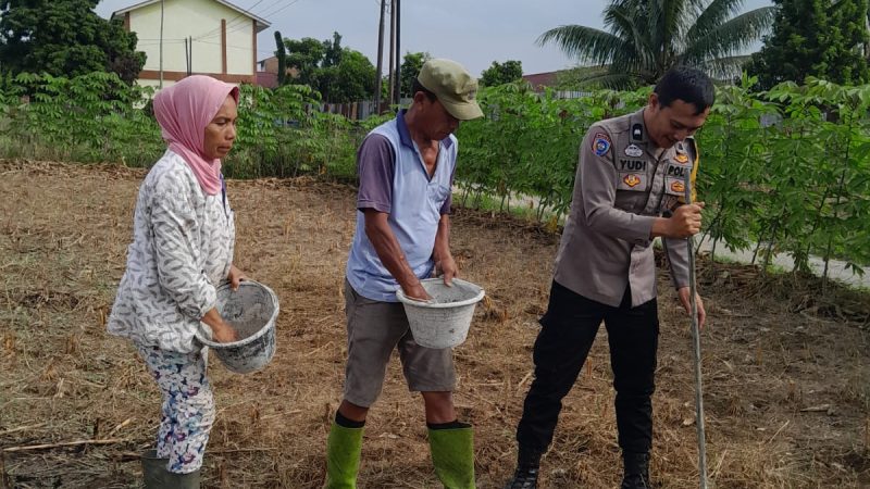Dukung Ketahanan Pangan, Bhabinkamtibmas Polsek Siantar Utara Sambangi Lahan Warga Binaan