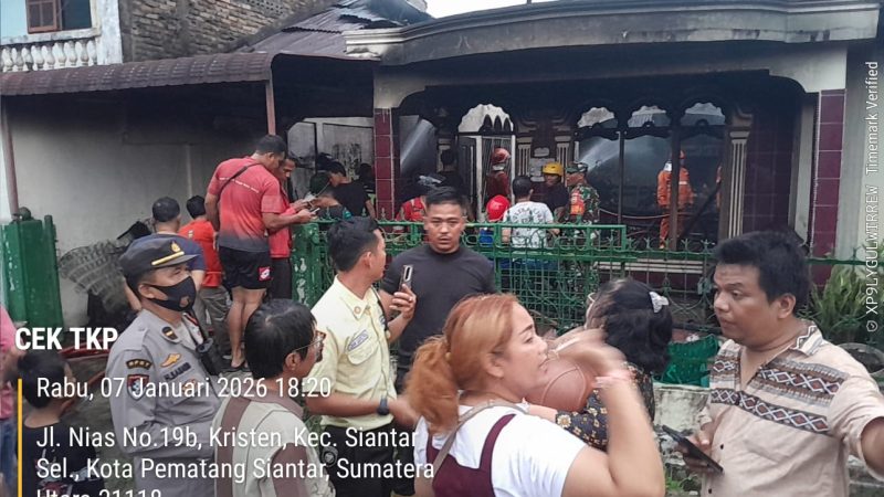 Kapolsek Siantar Selatan Cek TKP Kebakaran Satu Unit Rumah di Jalan Nias