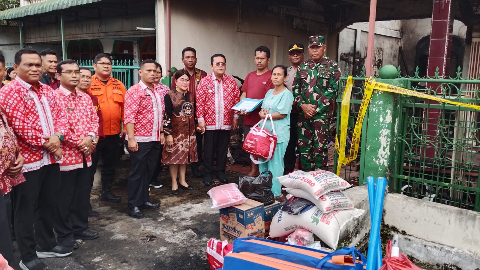 Kapolsek Siantar Selatan Dampingi Wali Kota Wesly Silalahi Kunjungi Warga Korban Kebakaran di Jalan Nias