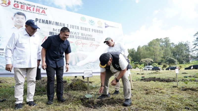 Bupati Baharuddin Siagian dan Wakil Bupati Syafrizal Hadiri Gerakan Penanaman Pohon di Tarutung