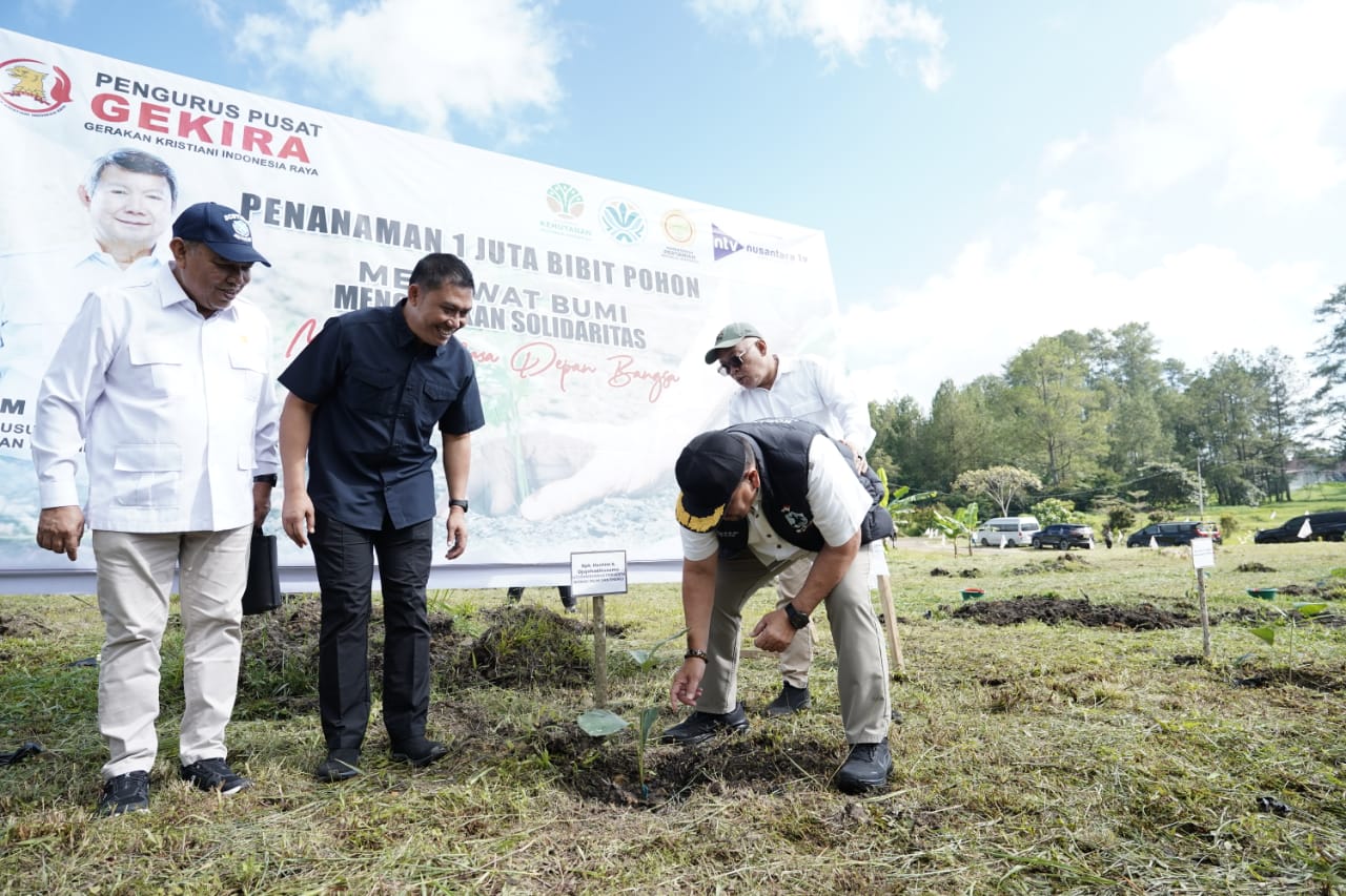 Bupati Baharuddin Siagian dan Wakil Bupati Syafrizal Hadiri Gerakan Penanaman Pohon di Tarutung