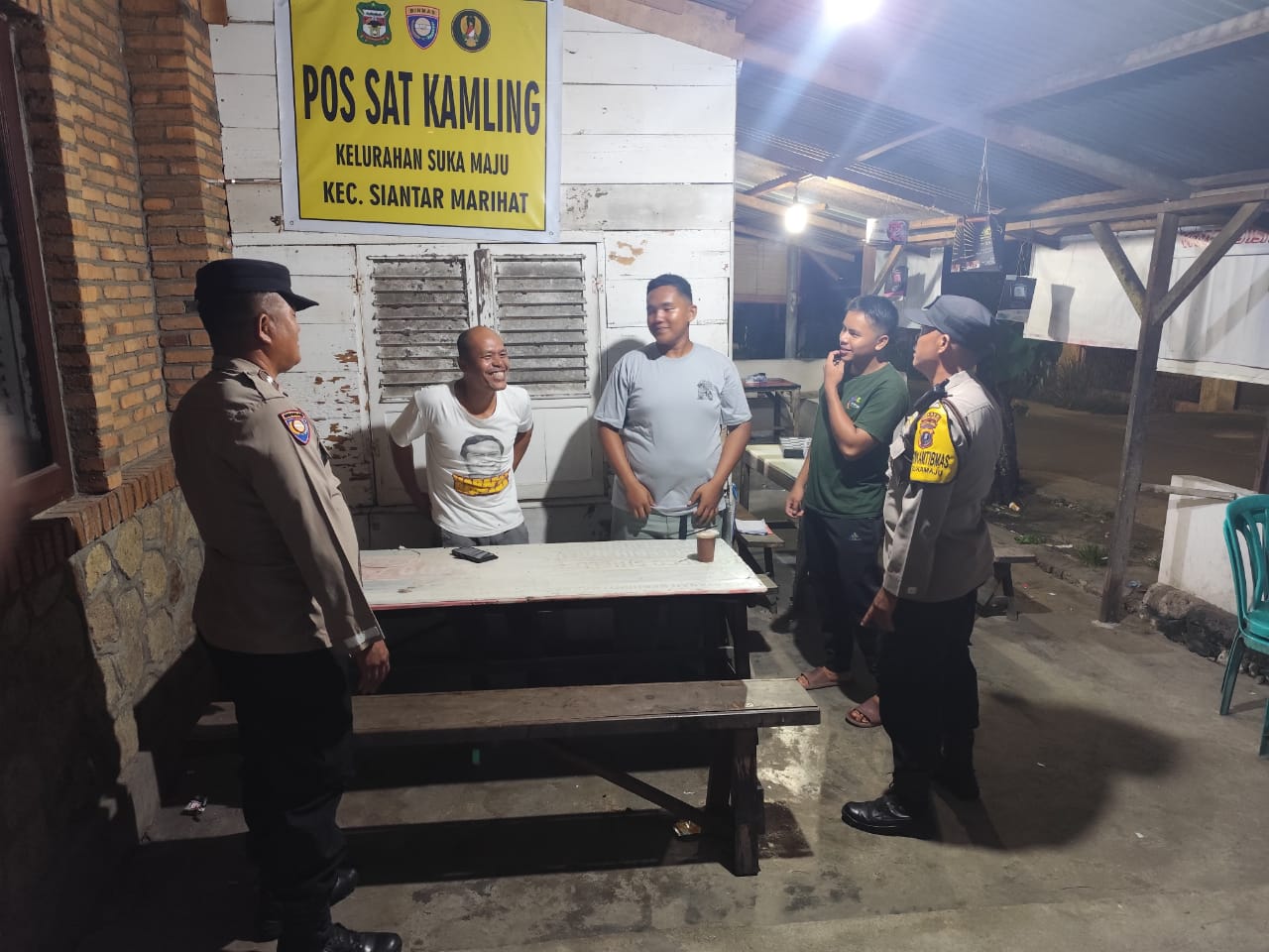 Bhabinkamtibmas Polsek Siantar Marihat Laksanakan Sapa Simskamling di Jalan Durian Pematangsiantar