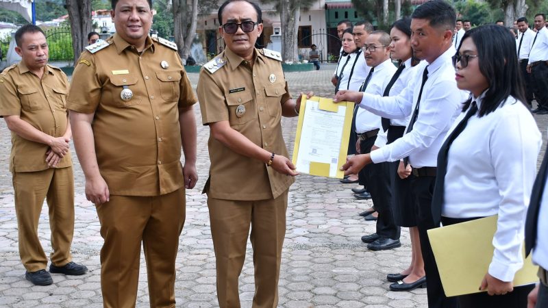 Bupati Samosir Menyerahkan 803 SK PPPK Paruh Waktu, Vandiko: Ini Era Baru Pengabdian