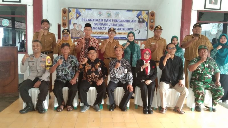 Kades Jatiguwi Memutasi Serta Ambil Sumpah Jabatan 5 Perangkat Desanya
