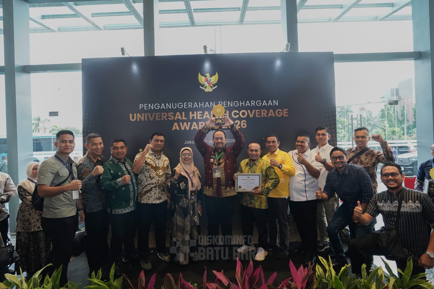 Komitmen Jamin Kesehatan Masyarakat, Bupati Baharuddin Siagian Raih Penghargaan UHC Pratama