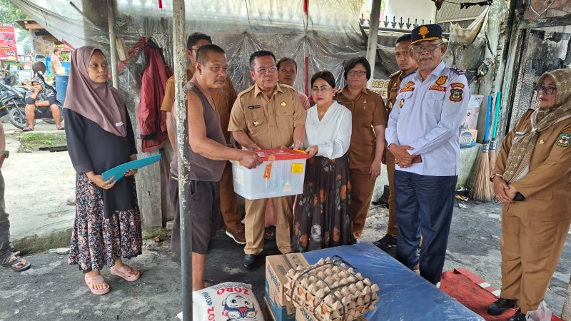 Wali Kota Wesly Silalahi SH MKn didampingi Ketua TP PKK Pematangsiantar Berkunjung dan Memberikan Bantuan kepada Korban Musibah Kebakaran