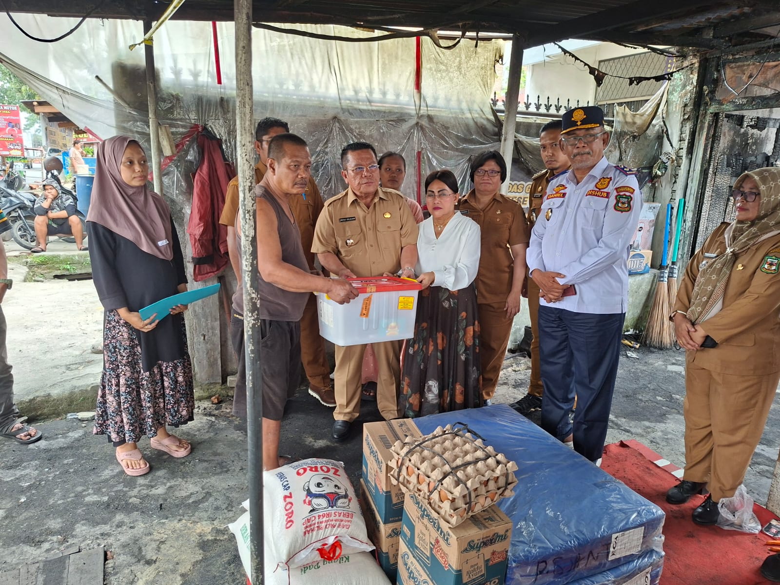 Wali Kota Wesly Silalahi SH MKn didampingi Ketua TP PKK Pematangsiantar Berkunjung dan Memberikan Bantuan kepada Korban Musibah Kebakaran