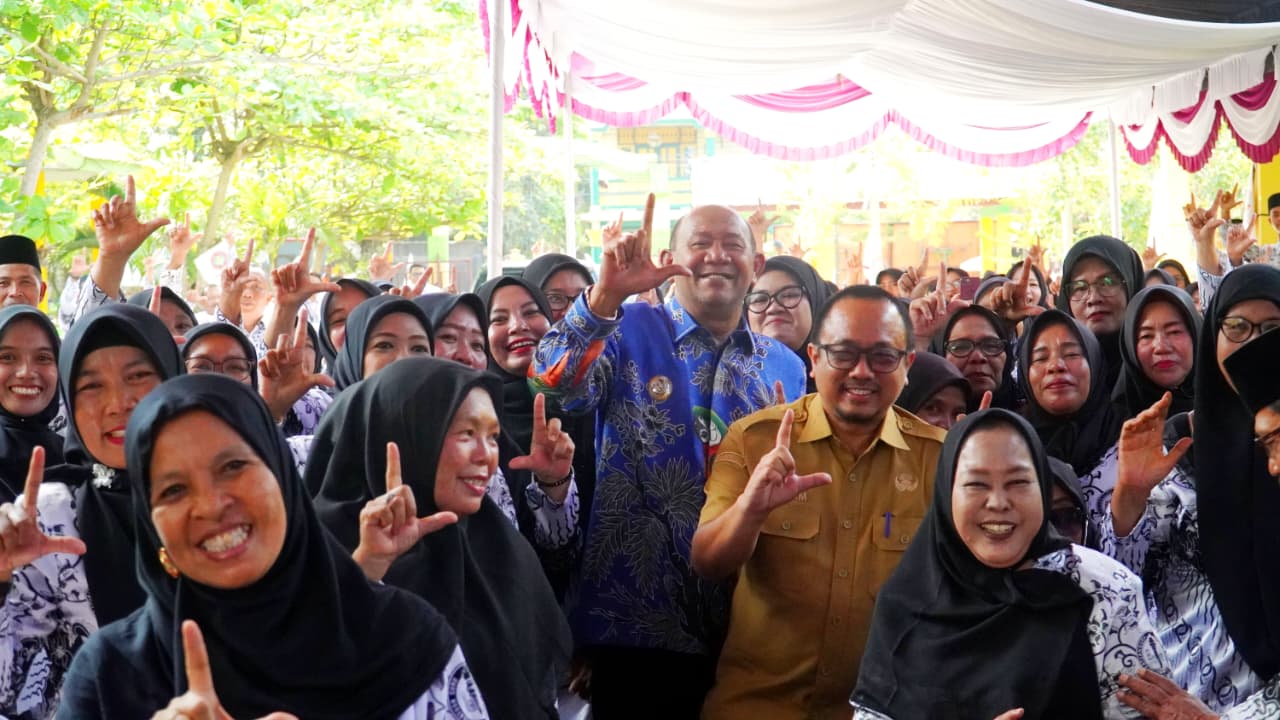 Bupati Syah Afandin Salurkan Donasi PGRI untuk GTK Terdampak Banjir di Tanjung Pura