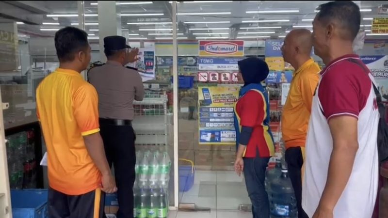 Permudah Akses Pengaduan Masyarakat,Polsek Bahorok Pasang Stiker Call Center 110 di Tempat Umum