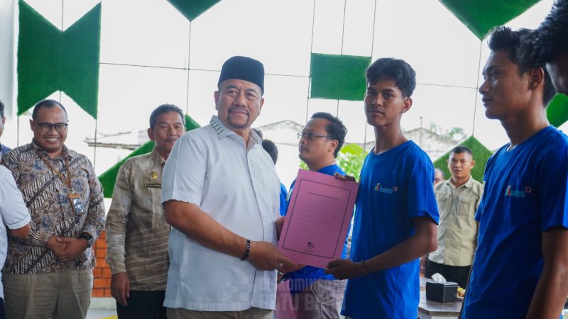 Bupati Baharuddin Siagian Serahkan Sertifikat BNSP Pelatihan Teknisi AC Residential