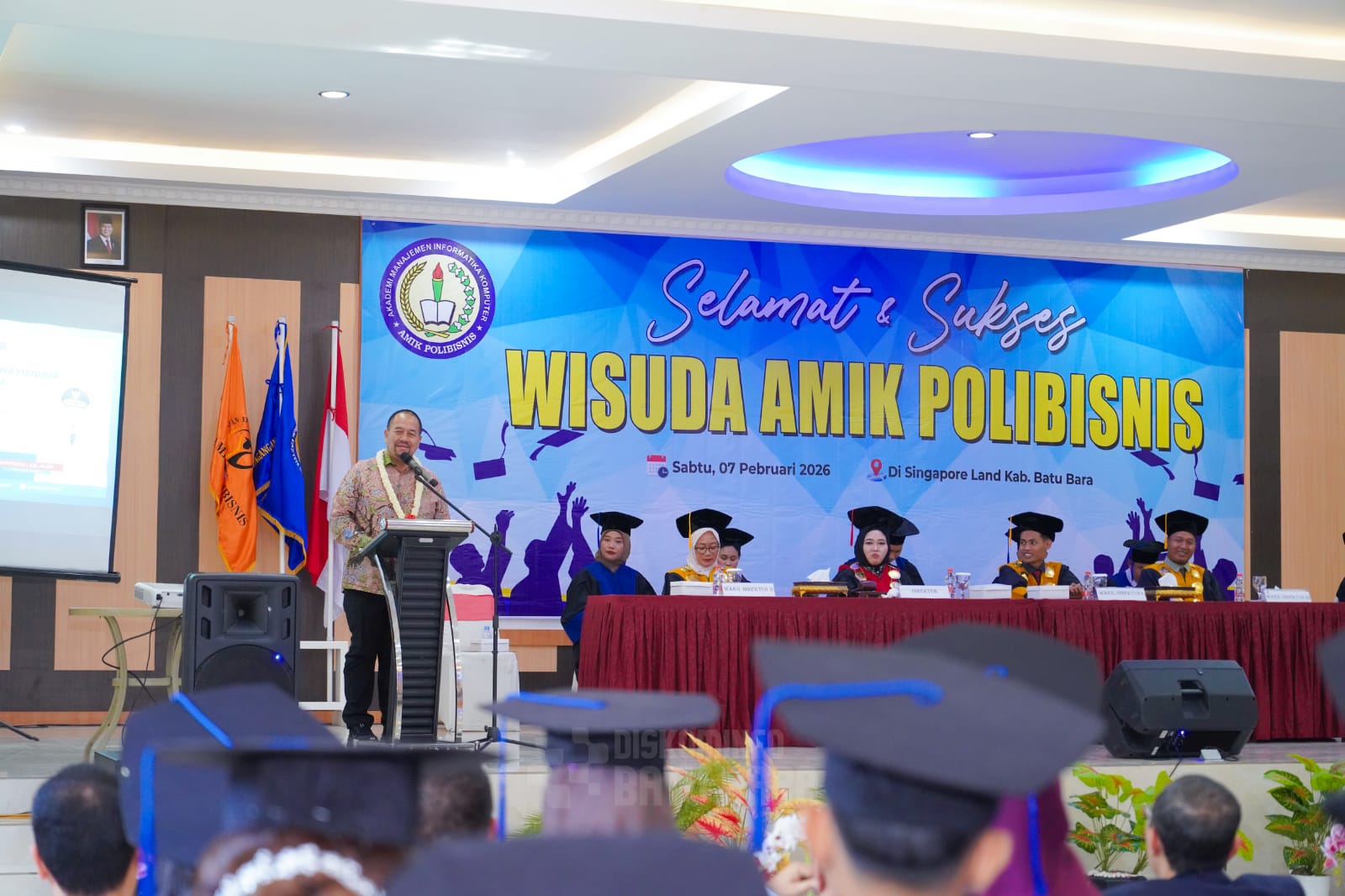 Bupati Baharuddin Siagian Hadiri Wisuda Diploma Angkatan I AMIK Polibisnis Perdagangan Tahun 2026, Tegaskan Pentingnya Generasi Unggul dalam Menyongsong Indonesia Emas 2045