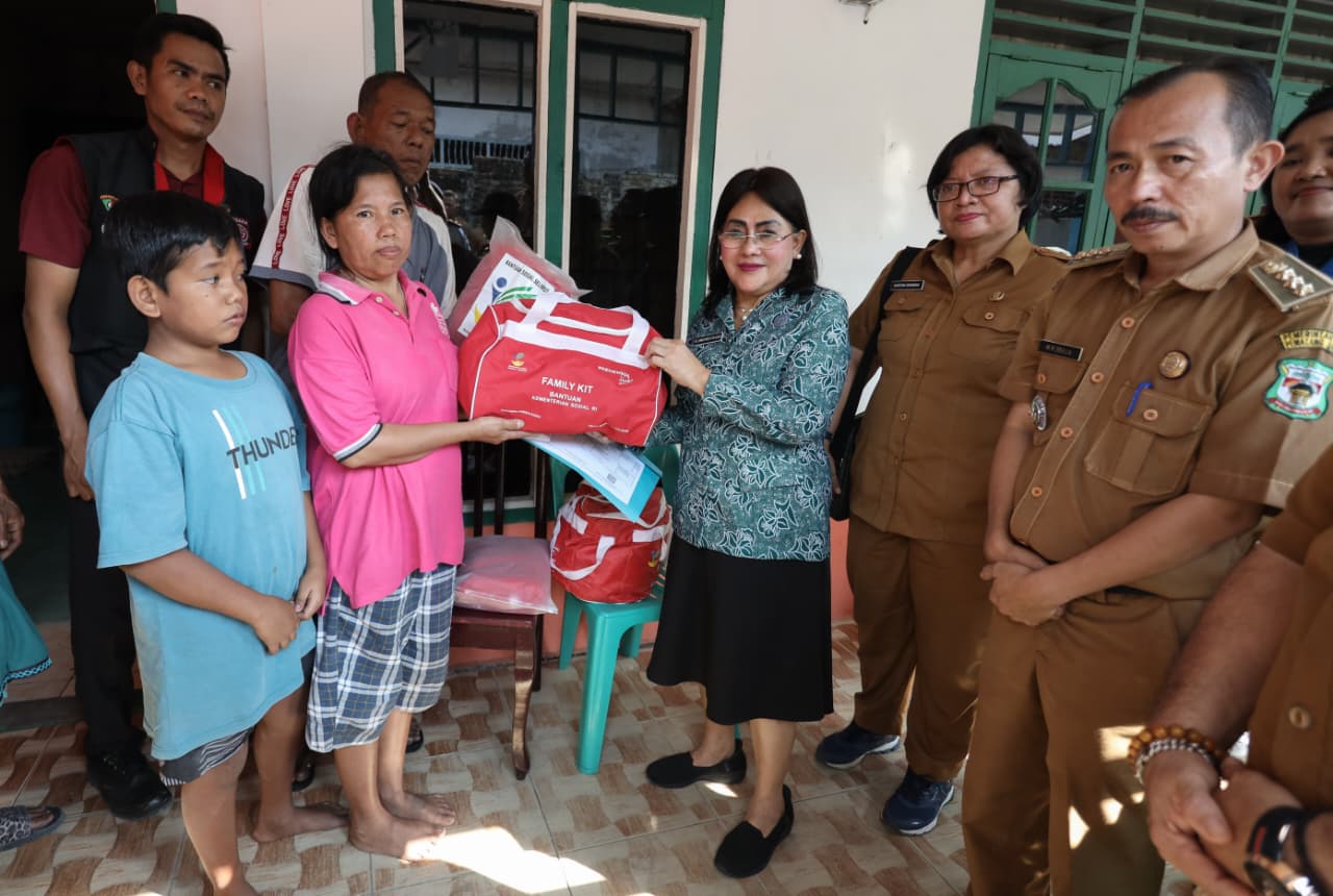 Ketua TP PKK Kota Pematangsiantar Bersama Jajaran Serahkan Bantuan kepada Warga Korban Kebakaran Rumah di Jalan Pattimura Gang DJ Tondang
