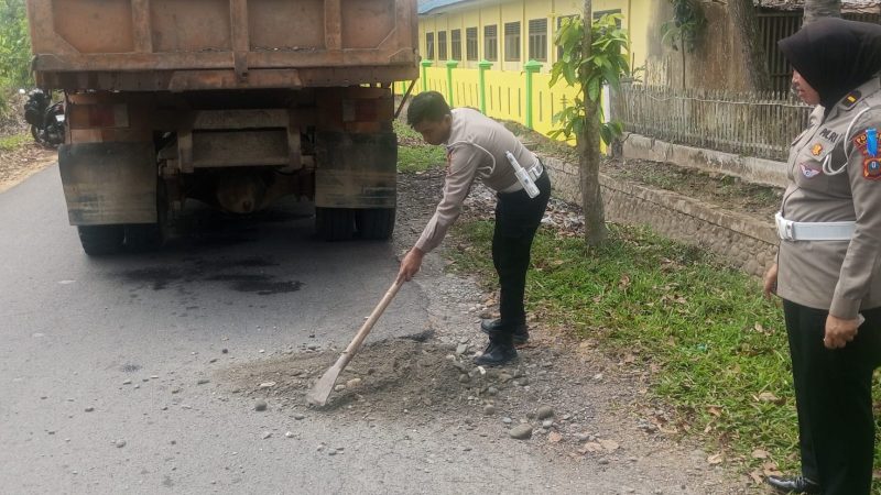 Cegah Risiko Kecelakaan,Sat Lantas Polres Langkat Gerak Cepat Tutup Jalan Berlubang