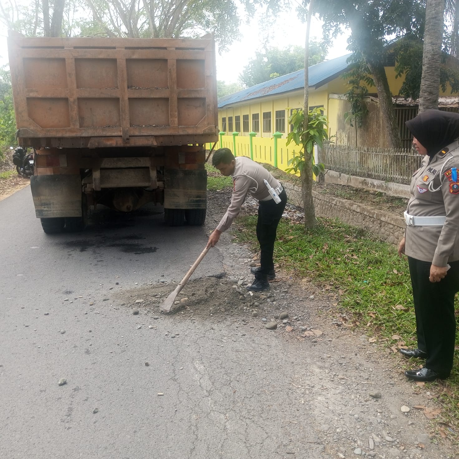 Cegah Risiko Kecelakaan,Sat Lantas Polres Langkat Gerak Cepat Tutup Jalan Berlubang