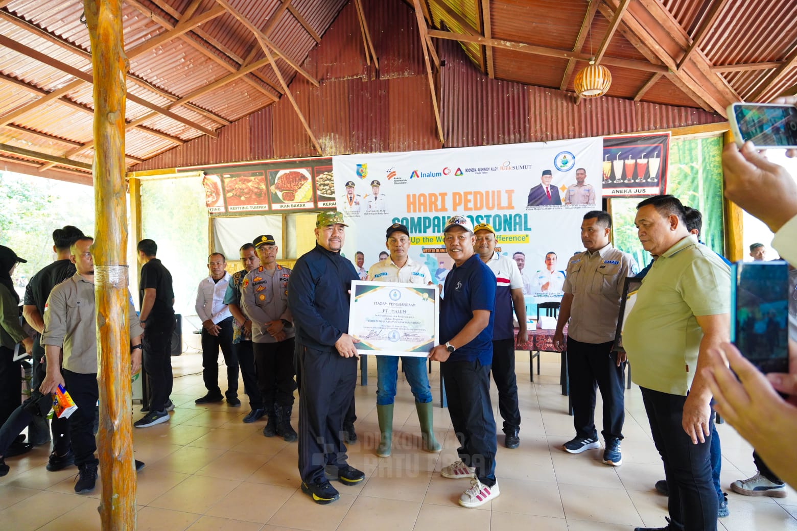 Peringati Hari Peduli Sampah Nasional 2026, Bupati Baharuddin Siagian Pimpin Penanaman Pohon di Pantai Datuk
