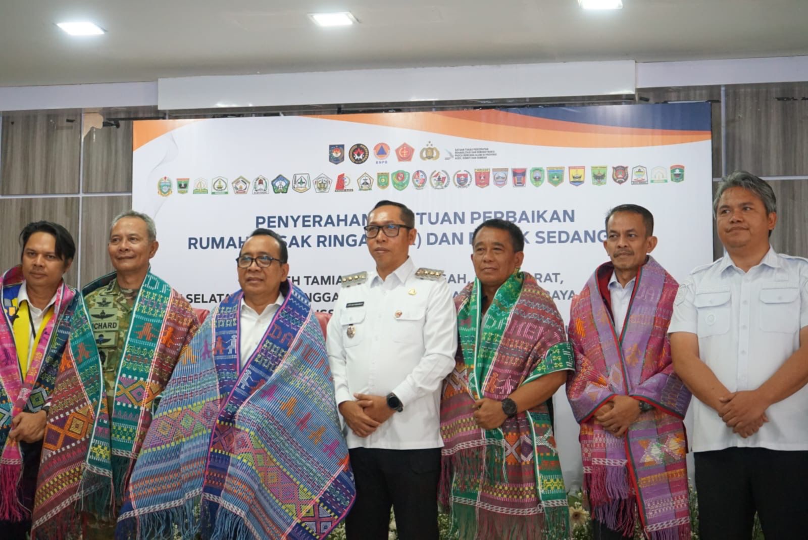 Menko PMK Serahkan Bantuan Stimulan Rumah Rusak, Bupati Tapanuli Utara: Ini Pemulihan Kehidupan Masyarakat
