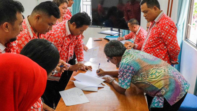 ASN Dinas Kominfo Kota Pematangsiantar Dipimpin Kepala Dinas Menandatangani Perjanjian Kinerja