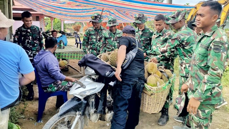 Borong Durian Warga, Satgas TMMD Ke-127 Kodim 0207/Simalungun Bantu Dongkrak Ekonomi Petani