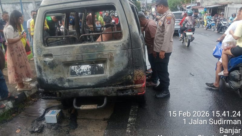Satu Unit Mobil Carry Terbakar di Jalan Sudirman, Polsek Siantar Barat Cek TKP