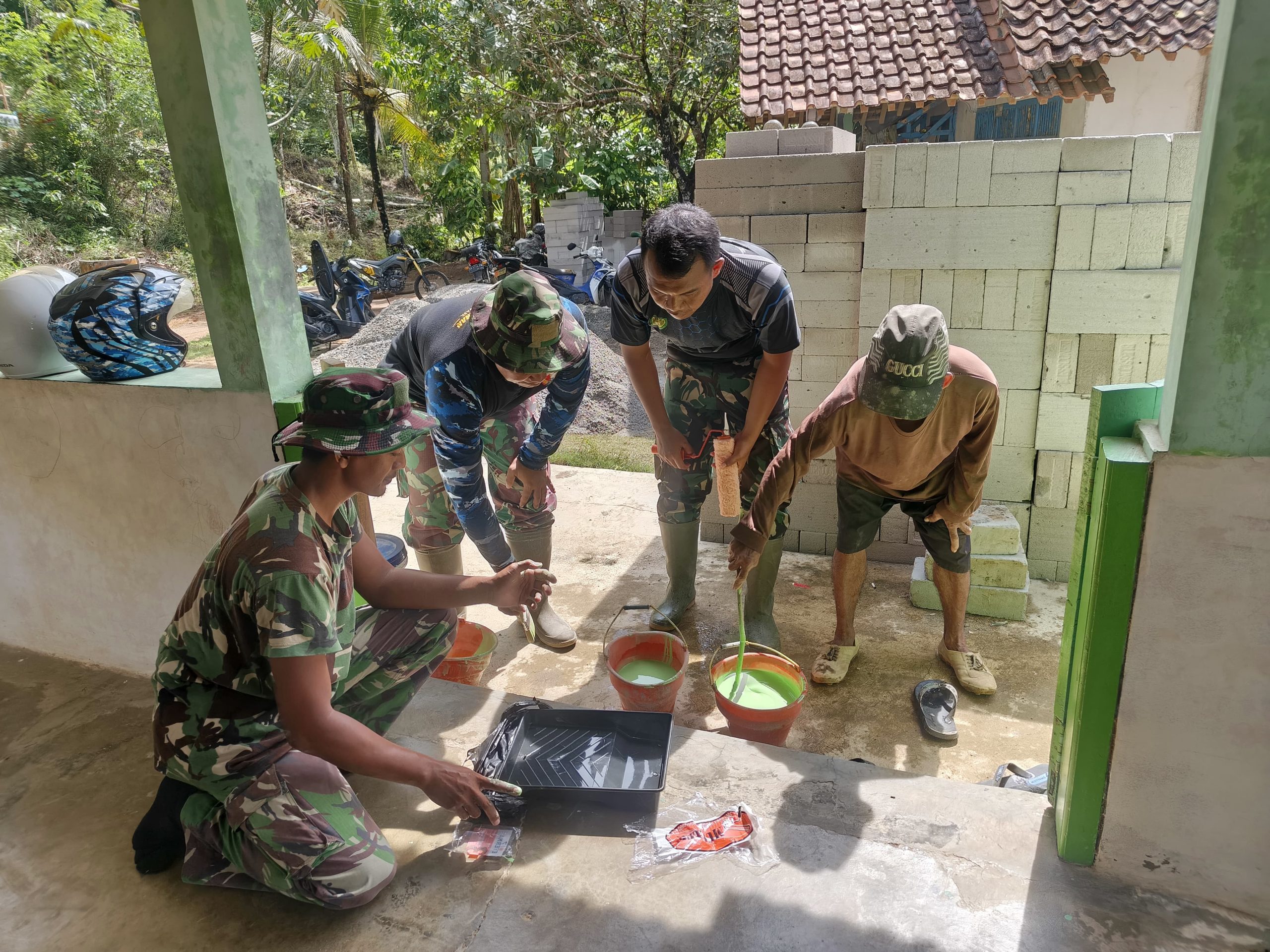 Dari Sentuhan Warna, TNI dan Warga Hidupkan Cahaya Ibadah di Somagede