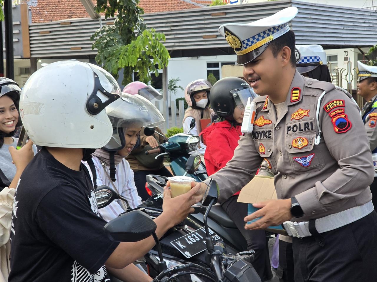 Humanis Polisi Tuai Pujian Warga, Kasat Lantas Kudus Berbagi Ratusan Takjil