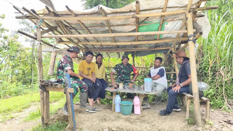 Kebersamaan TNI dan Warga, Dandim Kebumen Tinjau Pengecoran Rabat Beton TMMD