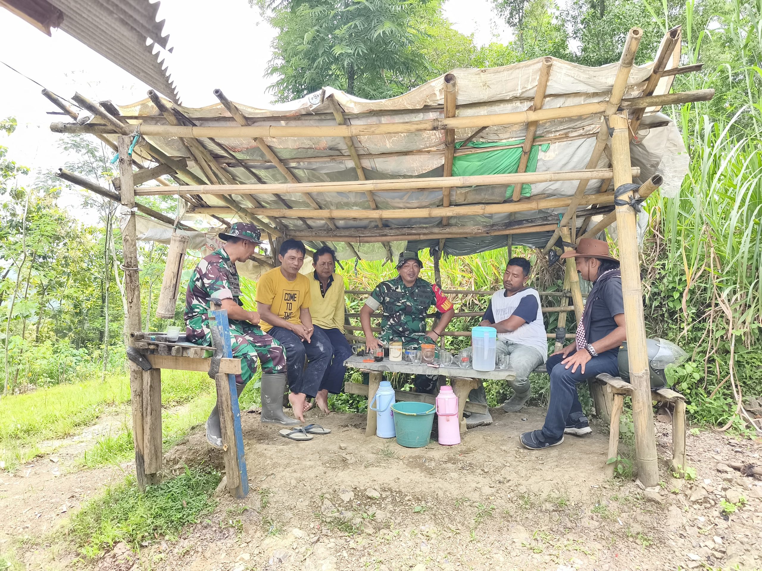 Kebersamaan TNI dan Warga, Dandim Kebumen Tinjau Pengecoran Rabat Beton TMMD