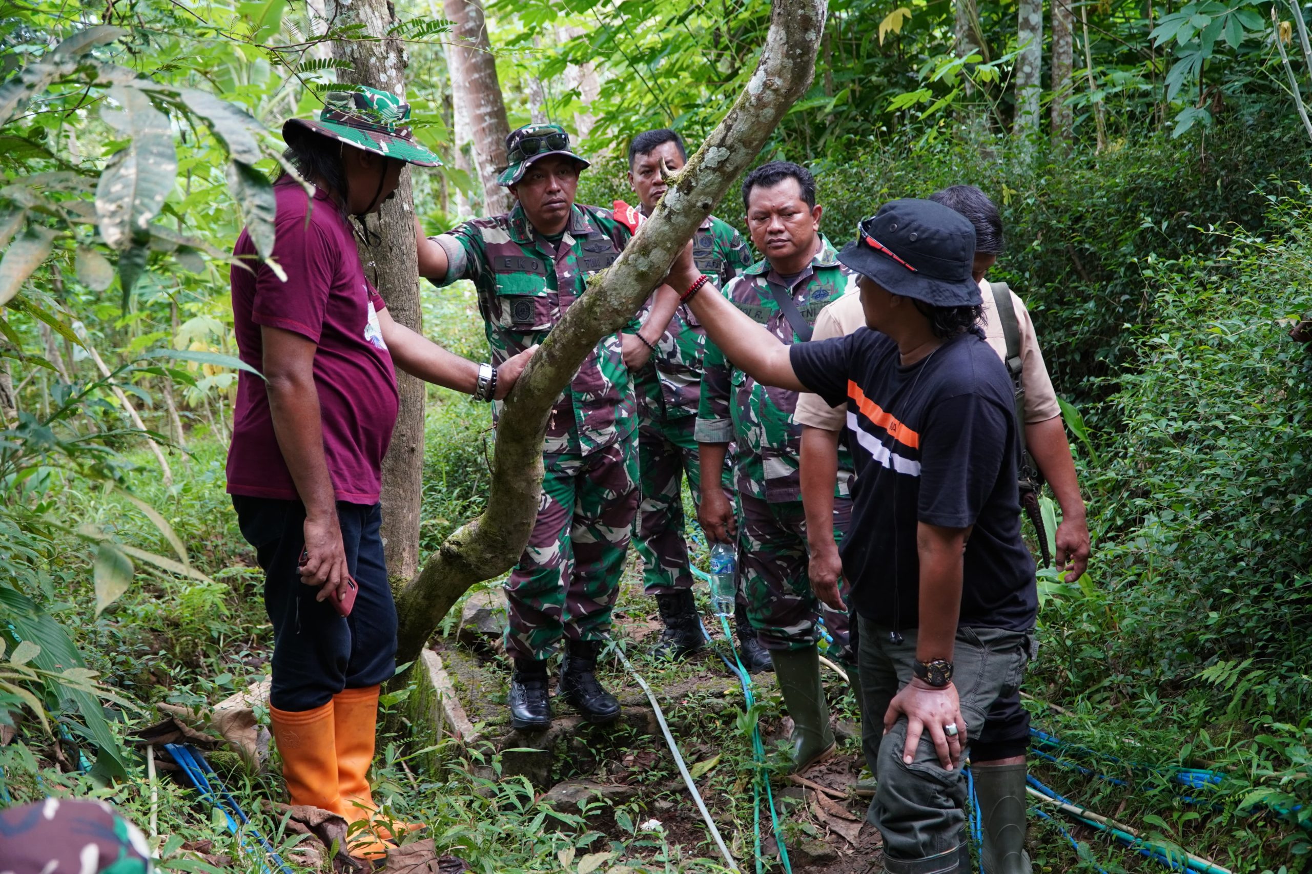 Dandim 0709/Kebumen dan Kades Somagede Susuri Lereng Demi Air Bersih Warga, TMMD ke-127 Wujudkan Harapan Desa