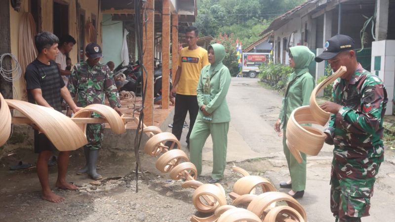 Persit Tinjau UMKM Kerajinan Bambu, Dorong Peningkatan Ekonomi Kreatif Lokal