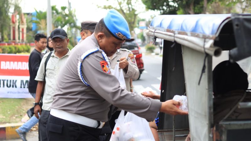 Polres Langkat Berbagi Takjil untuk Masyarakat di Hari ke – 6 Ramadhan 1447 H