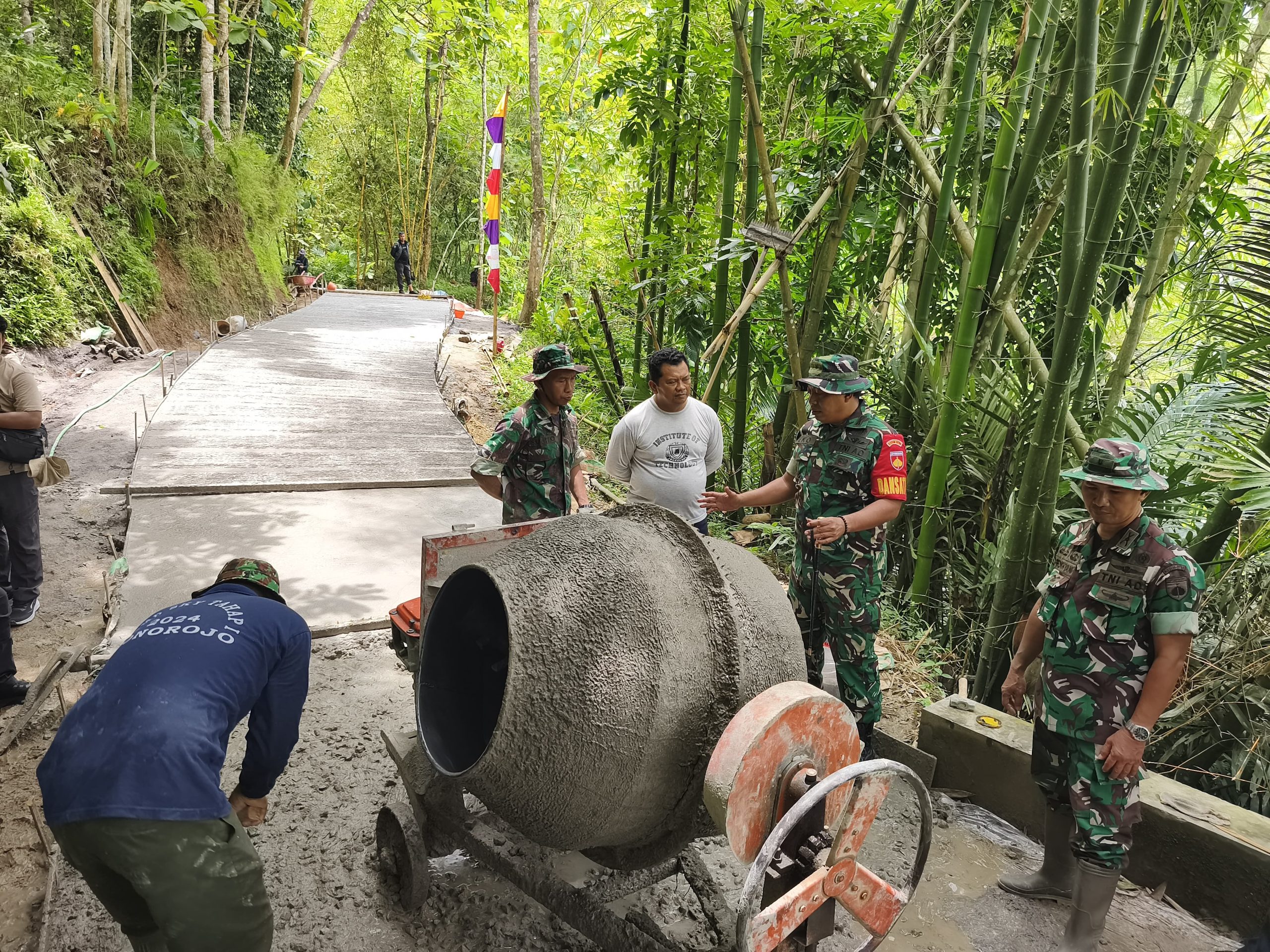Langkah Tegap di Tanah Pengabdian: Dandim Kebumen Tinjau TMMD dan Rangkul Hangat Warga Somagede