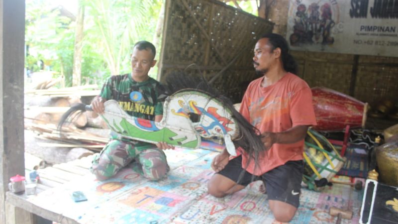 Satgas TMMD Reg Ke-127 Kodim Kebumen Komsos dengan Pemilik Seni Jaranan