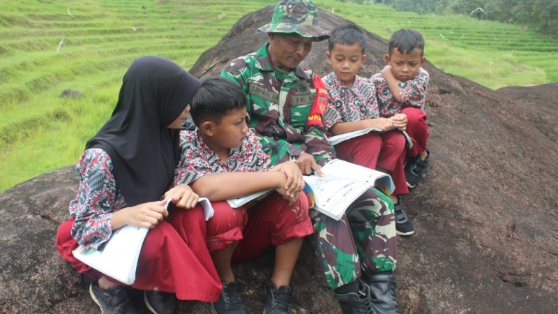 Hangat di Pematang Sawah, Sentuhan Humanis Satgas Menyapa Generasi Desa