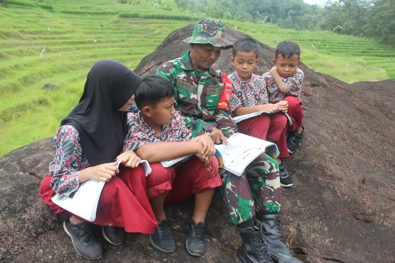 Hangat di Pematang Sawah, Sentuhan Humanis Satgas Menyapa Generasi Desa